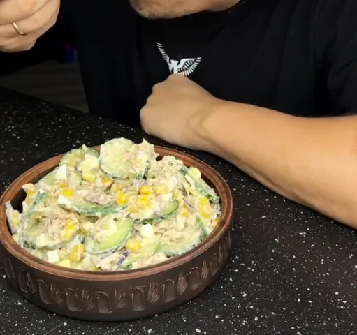 Салат с консервированным тунцом