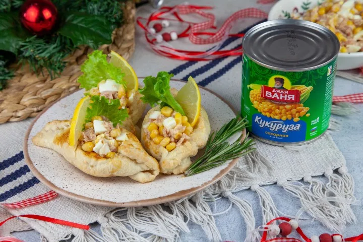 Лодочки из слоеного теста с кукурузой