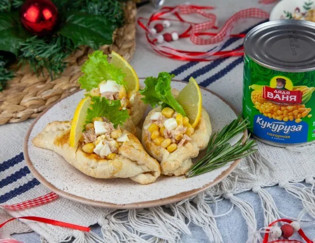 Лодочки из слоеного теста с кукурузой