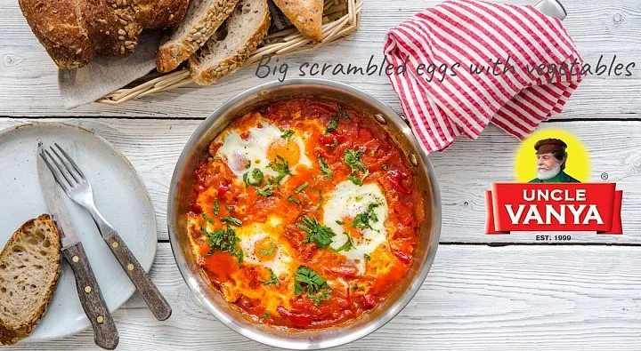 Big scrambled eggs with vegetables